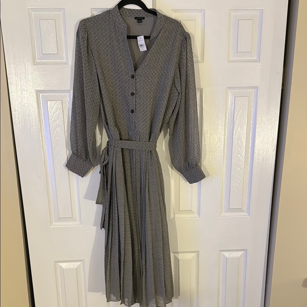 Chic Gray Patterned Button-Up Dress - Picture 3 of 10